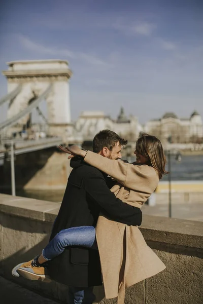 Jovem Casal Atraente Feliz Amor Abraçando Com Fundo Magnífica Vista — Fotografia de Stock