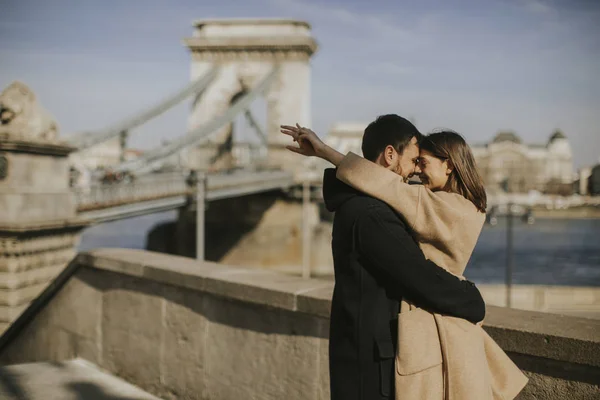 ブダペスト ハンガリーの壮大な景色の背景を抱いて愛の若い幸せな魅力的なカップル — ストック写真