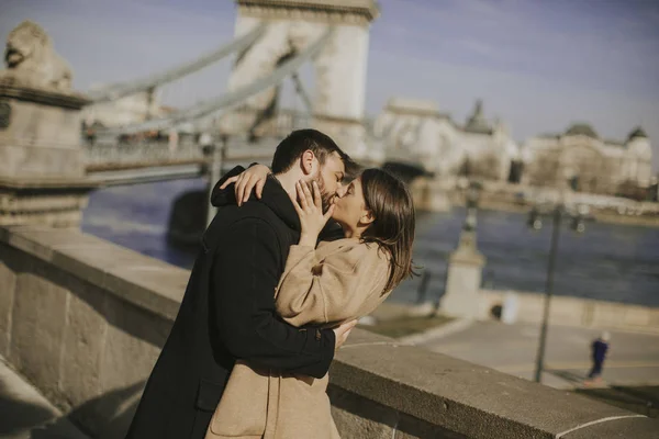 Jovem Casal Atraente Feliz Amor Abraçando Com Fundo Magnífica Vista — Fotografia de Stock