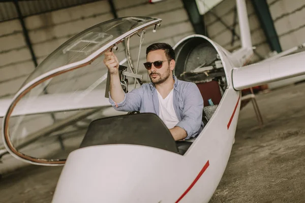 Beau Jeune Pilote Vérifiant Son Avion Ultraléger Dans Hangar Avant — Photo