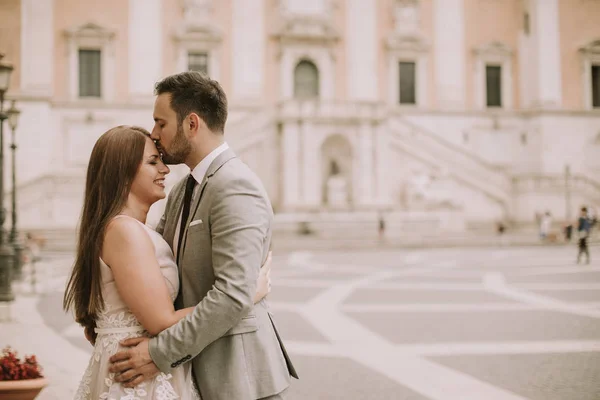 Unga Bröllopsparet Capitolium Kulle Rom Italien — Stockfoto