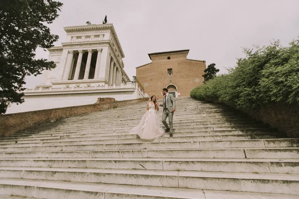 Αγαπώντας Νύφη Και Γαμπρός Περπάτημα Εξωτερικούς Χώρους Στην Πλατεία Spagna — Φωτογραφία Αρχείου