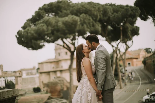 Joven Pareja Atractiva Recién Casada Posando Roma Con Hermosa Antigua —  Fotos de Stock