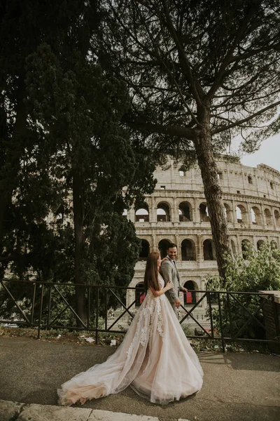 Νέους Ελκυστικές Νιόπαντρο Ζευγάρι Περπάτημα Και Ποζάρει Στη Ρώμη Όμορφα — Φωτογραφία Αρχείου