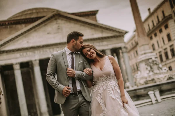 Joven Pareja Atractiva Recién Casada Posando Roma Con Hermosa Antigua — Foto de Stock