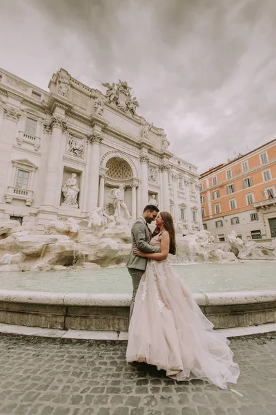 Sposi Appena Sposati Posa Davanti Alla Fontana Trevi Roma — Foto Stock