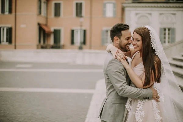 イタリア ローマのスペイン階段で若い結婚式のカップル — ストック写真