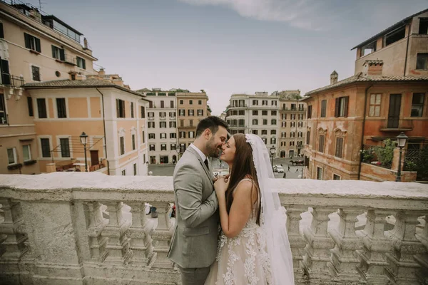 Giovane Attraente Coppia Sposi Posa Roma Con Bella Antica Architettura — Foto Stock