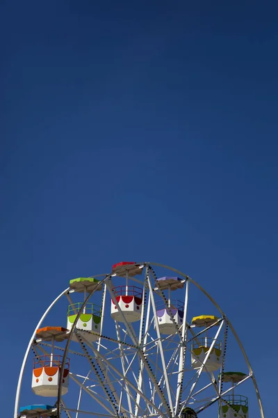 Vista Roda Gigante Sob Céu Azul Claro — Fotografia de Stock