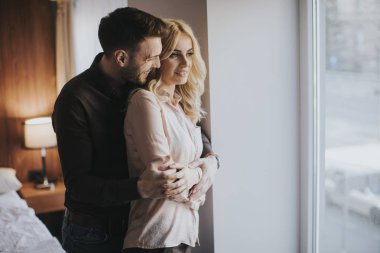 Odanın penceresinde hazır güzel genç çift