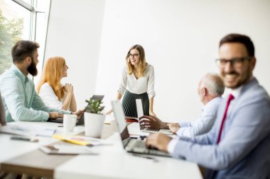Modern ofiste çalışan bir grup iş adamı.