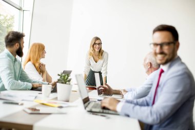 Modern ofiste çalışan bir grup iş adamı.