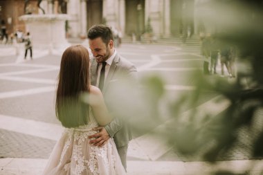 Genç düğün çift üzerinde Capitoline Tepesi Roma, İtalya