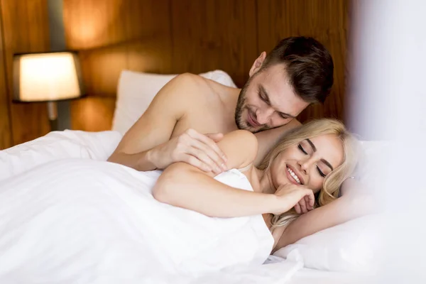 Güzel Genç Sevgi Dolu Bir Çift Yatakta Uzanıyor — Stok fotoğraf