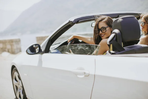 Jovem Mulher Com Óculos Sol Dirigindo Seu Automóvel Top Conversível — Fotografia de Stock