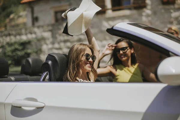 Junge Frauen Mit Sonnenbrille Steuer Ihres Cabrio Top Autos Einem — Stockfoto