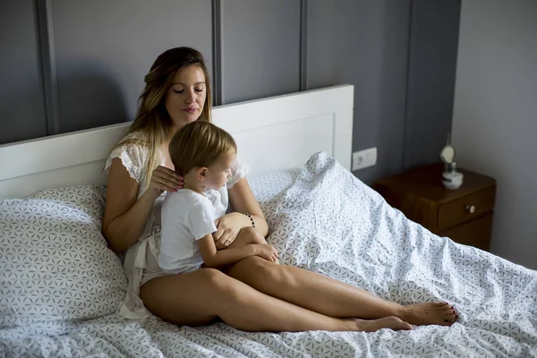 Oung Mãe Com Seu Filho Bonito Cama Quarto — Fotografia de Stock