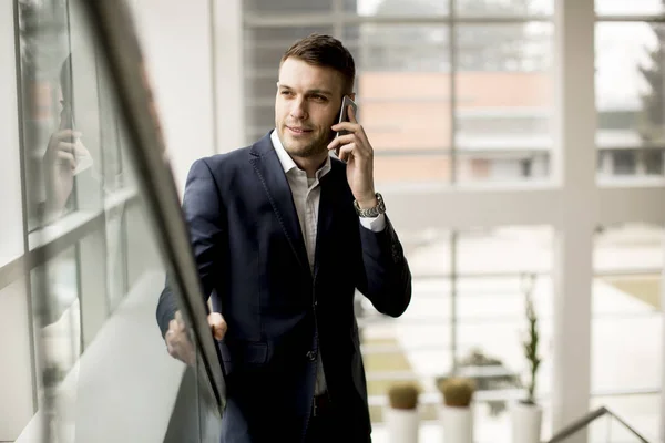 Schöner Geschäftsmann Mit Smartphone Büro — Stockfoto