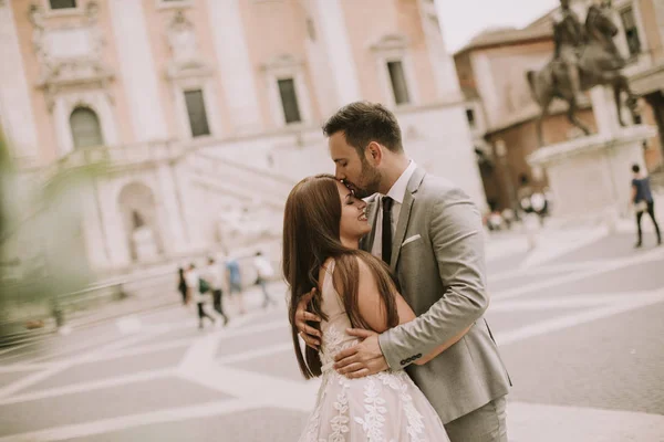 Young Wedding Couple Capitoline Hill Rome Italy — Stock Photo, Image