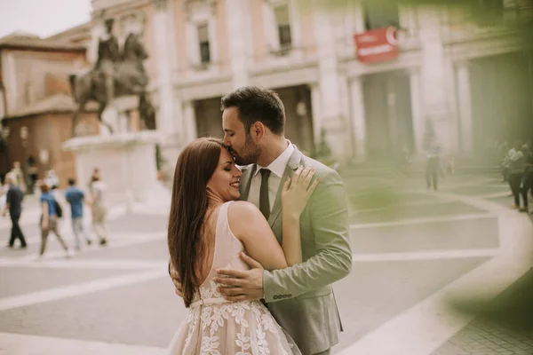 イタリア ローマのカンピドリオの丘の若い結婚式のカップル — ストック写真