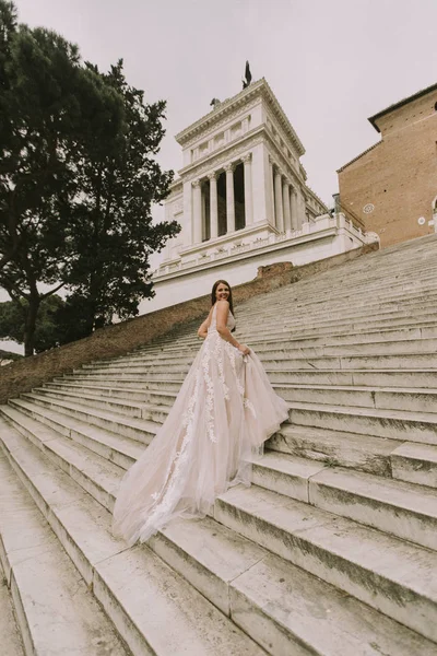 Наречена Весільну Сукню Сходах Капітоліна Cordonata Римі Італія — стокове фото