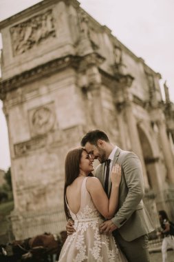Genç düğün çifti Constantine Arch, Roma, İtalya