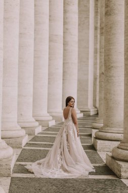 Vatikan colonnade gelinlikli genç ve güzel gelini