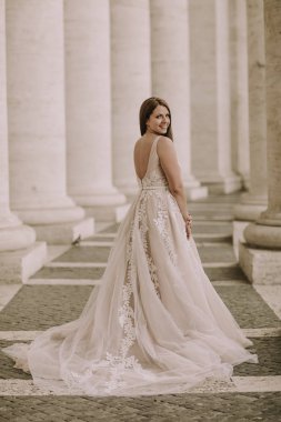 Vatikan colonnade gelinlikli genç ve güzel gelini