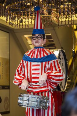 Osaka, Japonya - 9 Ekim 2016: Kuidaore Taro mechanicl davul çalma palyaçoya Dotonbori Osaka, Japonya. 1950 yılında yüklü bir Osaka sembolü.