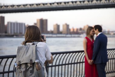 New York, Amerika Birleşik Devletleri - 25 Ağustos 2017: Brooklyn Heights New York City, tanımlanamayan düğün çifti. Brooklyn Heights popüler düğün beğenilen yerdir.