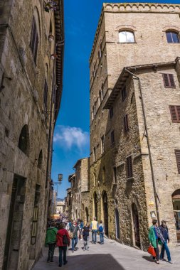 San Gimignano, İtalya - 8 Nisan 2018: San Gimignano, İtalya'nın sokakta kimliği belirsiz kişi. San Gimignano tarihi merkezi 1990 yılından bu yana Unesco Dünya Mirası alanı belirlenmiş.