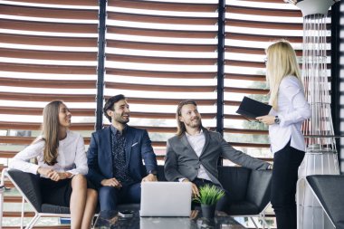 Gençler Grup modern ofis toplantı ve modern ofis içinde laptop üzerinde çalışırken beyin fırtınası takımı var