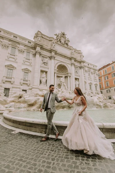 Schönes Junges Hochzeitspaar Trevi Brunnen Rom Italien — Stockfoto