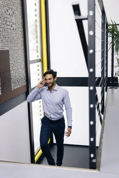 Jovem Empresário Falando Celular Subindo Nas Escadas Escritório Moderno — Fotografia de Stock