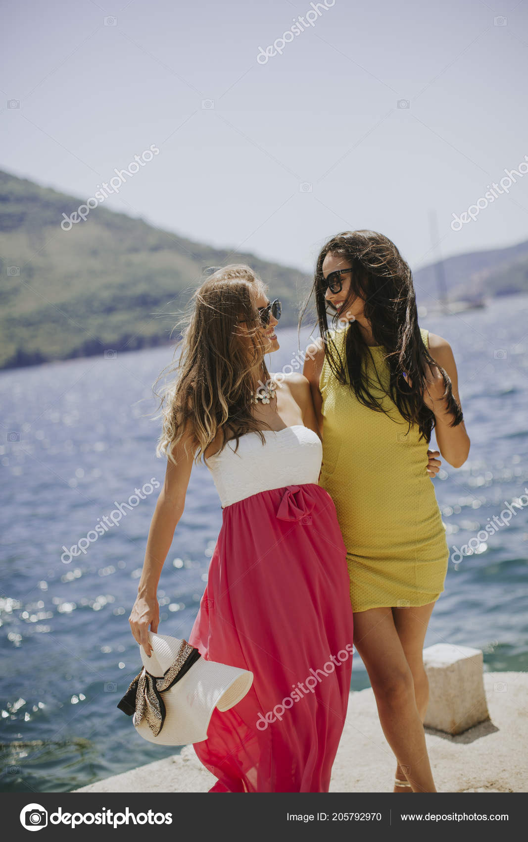 夏の日の海で楽しい つのかなり若い女性 ストック写真 C Boggy22