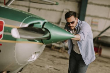 Yakışıklı genç pilot Ultralight uçak uçuş öncesi kontrol