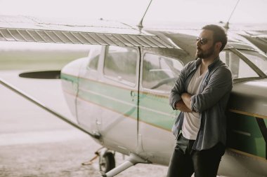 Yakışıklı genç pilot Ultralight uçak uçuş öncesi kontrol