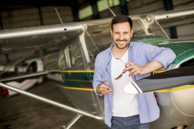 Yakışıklı genç pilot Ultralight uçak uçuş öncesi kontrol
