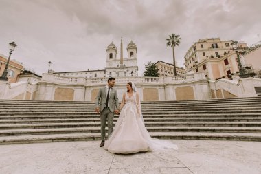 Roma, İtalya İspanyol merdivenlerde genç düğün çifti