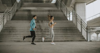 Kentsel çevre çalışan genç çift