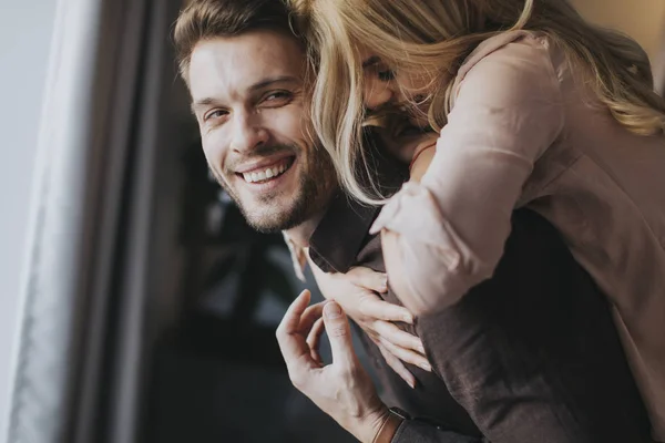 Adorável Jovem Casal Divertindo Quarto — Fotografia de Stock