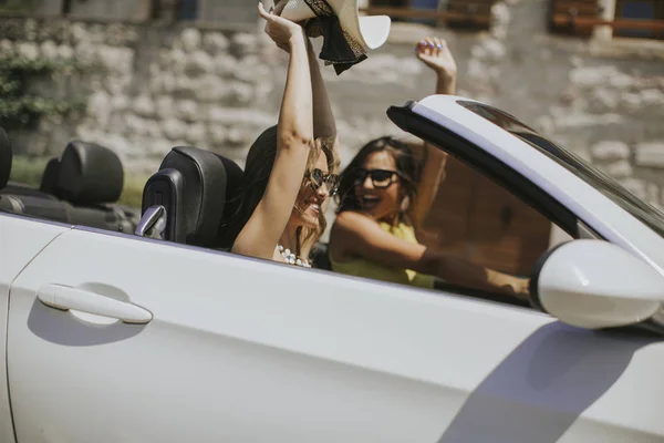 Mujeres Jóvenes Con Gafas Sol Que Conducen Automóvil Convertible Superior — Foto de Stock