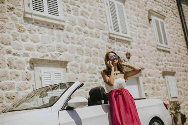 Jovem Mulher Usando Telefone Celular Pelo Carro Cabriolet Dia Quente — Fotografia de Stock