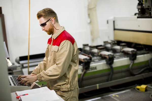 Jovem Bonito Trabalhando Máquina Fábrica — Fotografia de Stock