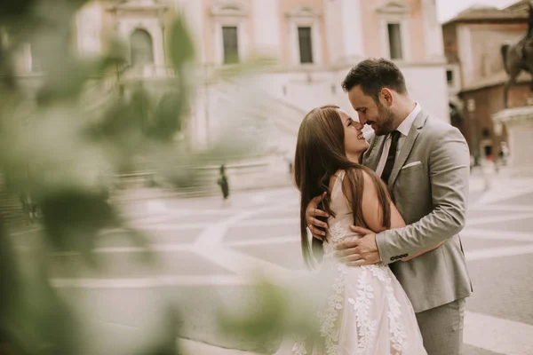 Junges Hochzeitspaar Auf Capitoline Hill Rom Italien — Stockfoto