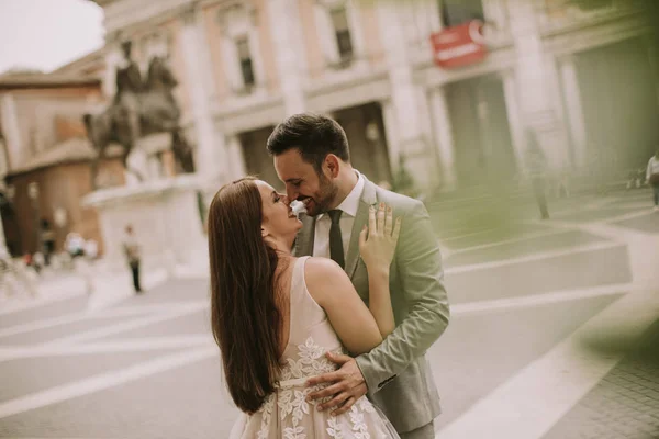 Jonge Bruidspaar Capitolijnse Heuvel Rome Italië — Stockfoto