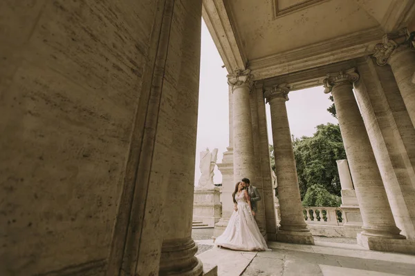 Jovem Casal Recém Casado Atraente Andando Posando Roma Com Arquitetura — Fotografia de Stock