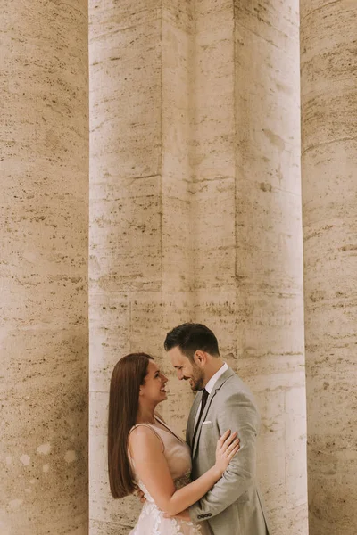 Jonge Aantrekkelijke Nieuw Echtpaar Poseren Rome Met Mooie Oude Architectuur — Stockfoto