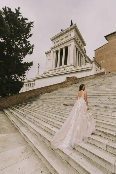 Νύφη Στο Γάμο Φόρεμα Στις Σκάλες Του Κορντονάτα Capitolina Στη — Φωτογραφία Αρχείου