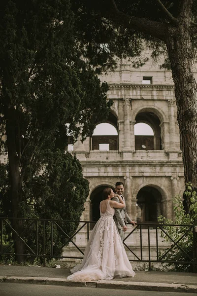 Όμορφη Νεαρή Γαμήλιο Ζεύγος Από Κολοσσαίο Στη Ρώμη Ιταλία — Φωτογραφία Αρχείου